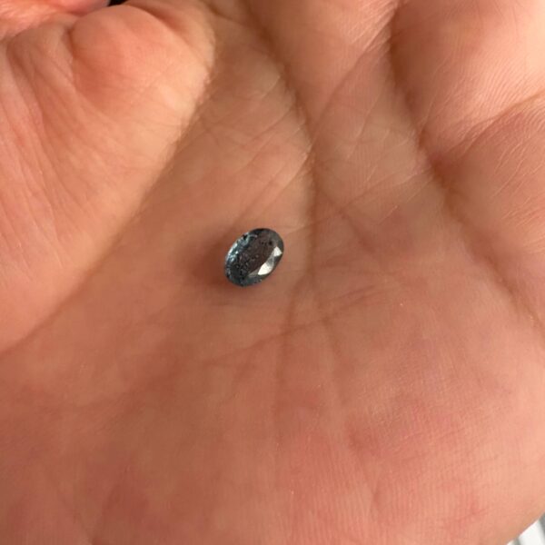 Cabuchon turmalina azul facetada pequeño