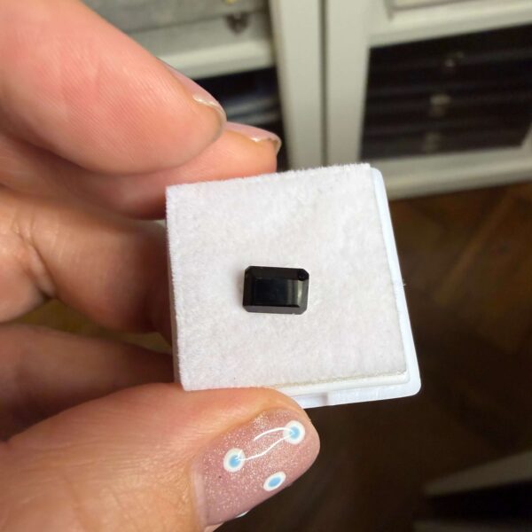 Cabuchon Espinela negra rectangular corte facetado